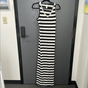 American Twist Black and White Sleeveless V-Neck Sheath Maxi Dress